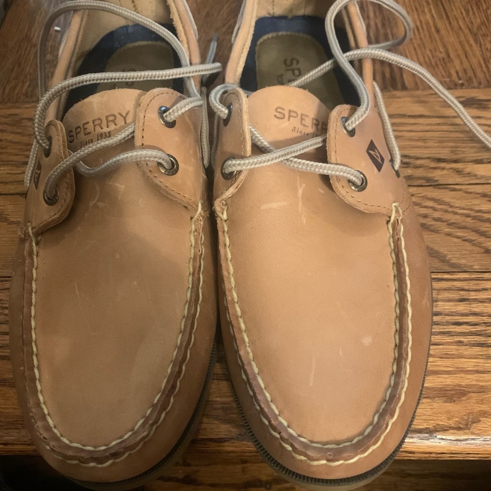 Men’s size 10 sperrys.